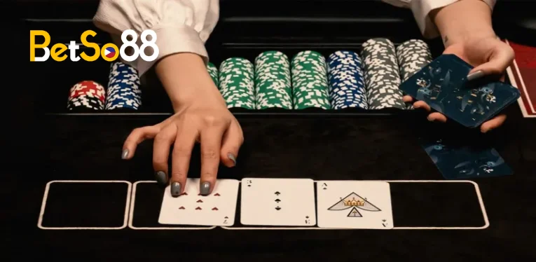 What does the full Poker set include?